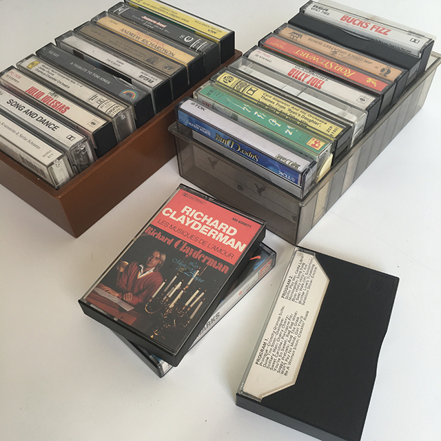 CASSETTE, HOLDER - w Tapes Retro Brown